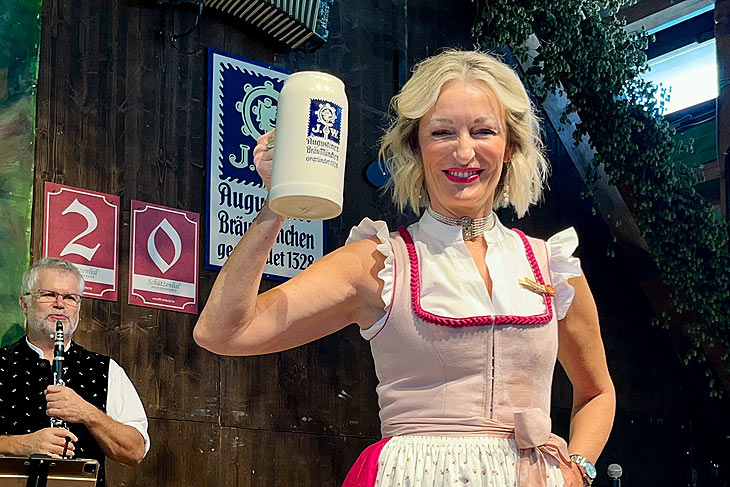 Zum Auftakt am 21.09.2024 erfolgt der erste Anstich im Volkssängerzelt Schützenlisl durch Monika Gruber (©Foto: Bernd Kämmer 2024 www.shop.berndart.com)  